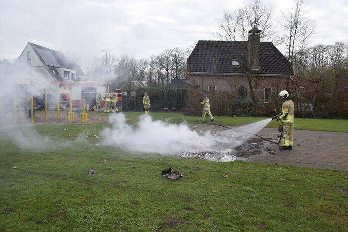 Vuurwerkresten in brand gestoken