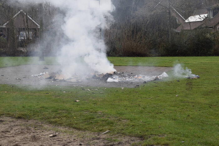 Vuurwerkresten in brand gestoken