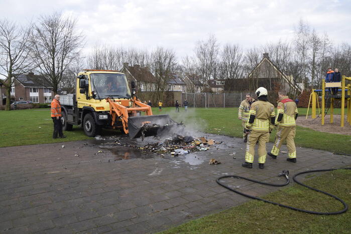Vuurwerkresten in brand gestoken