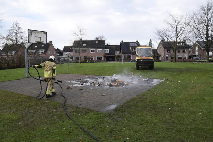 Vuurwerkresten in brand gestoken