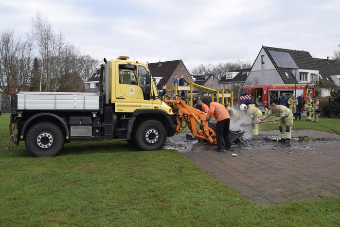 Vuurwerkresten in brand gestoken