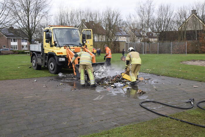 Vuurwerkresten in brand gestoken