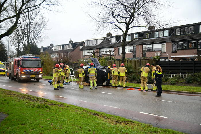 Personenwagen belandt op zijn kant