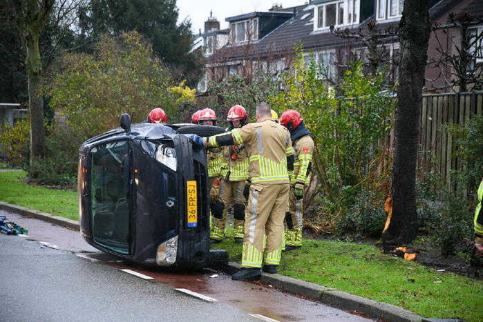 Personenwagen belandt op zijn kant