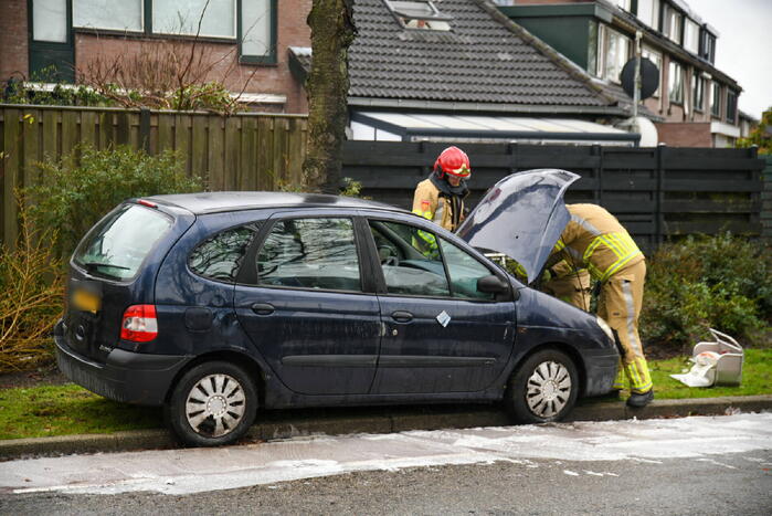 Personenwagen belandt op zijn kant