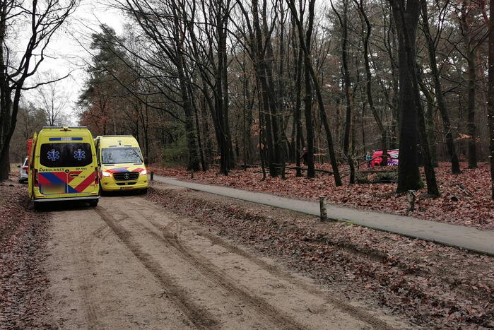 Mountainbikers vinden onwel geworden mountainbiker en overlijdt