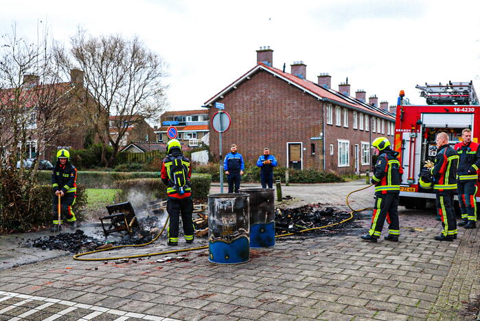 Tonnen met afval in brand gestoken en op straat gegooid