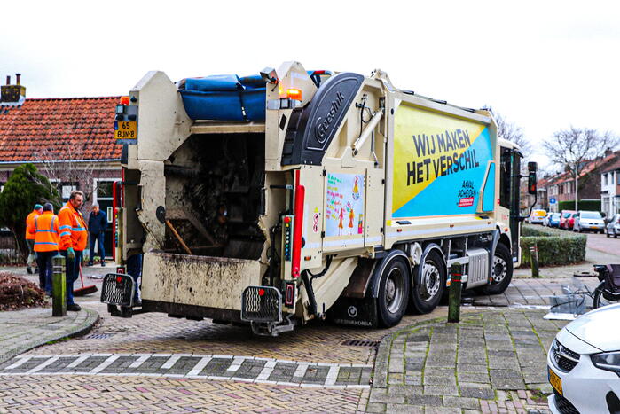 Tonnen met afval in brand gestoken en op straat gegooid