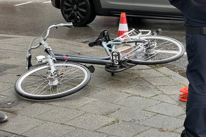 Fietsster gewond naar ziekenhuis na botsing met auto