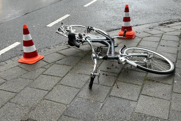 Fietsster gewond naar ziekenhuis na botsing met auto