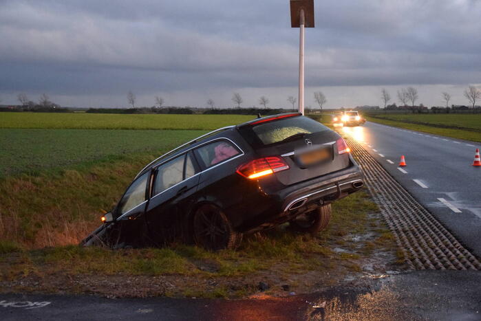 Twee auto's belande in droge sloot