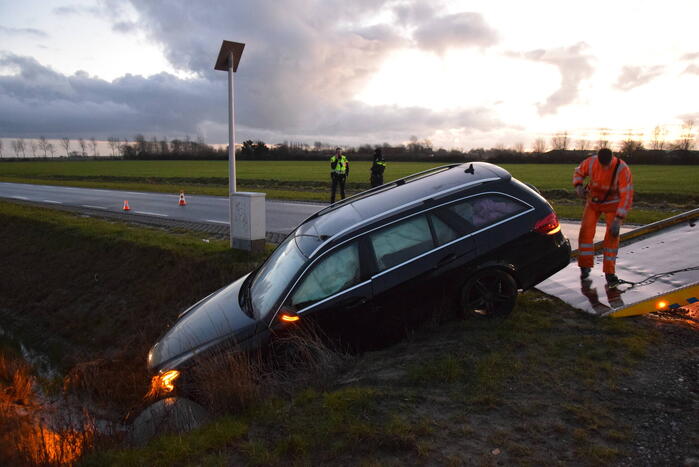 Twee auto's belande in droge sloot