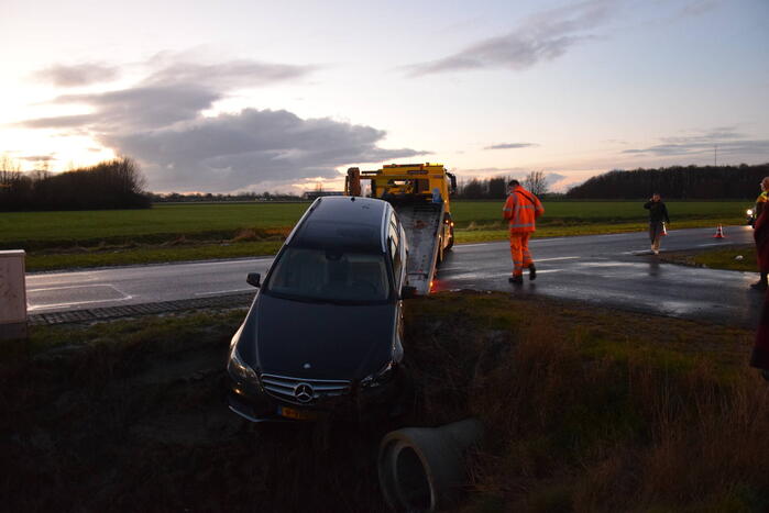 Twee auto's belande in droge sloot