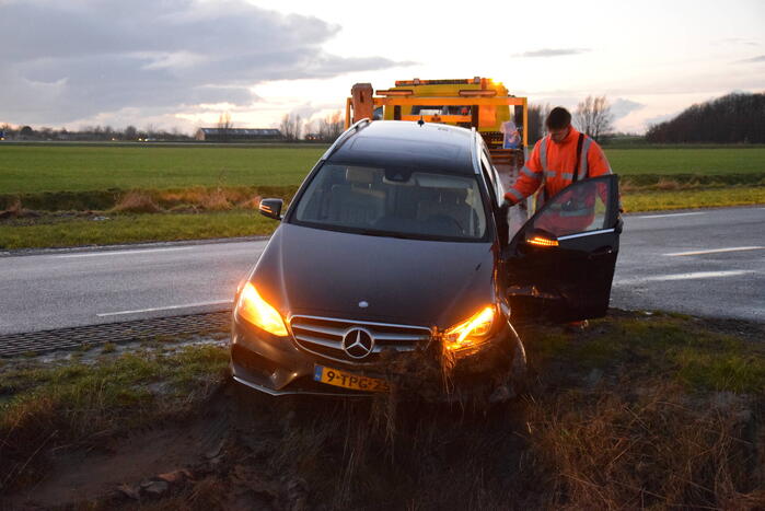 Twee auto's belande in droge sloot