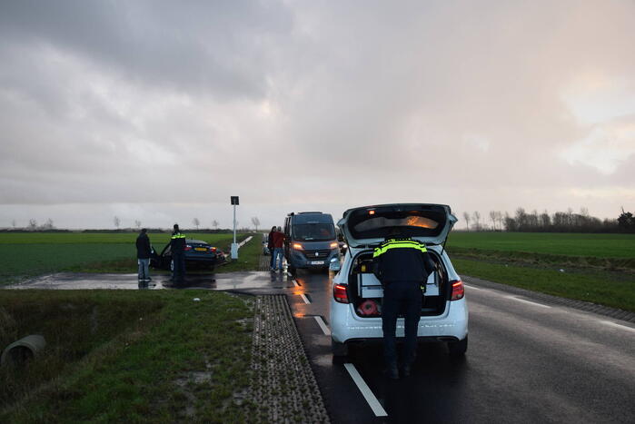 Twee auto's belande in droge sloot