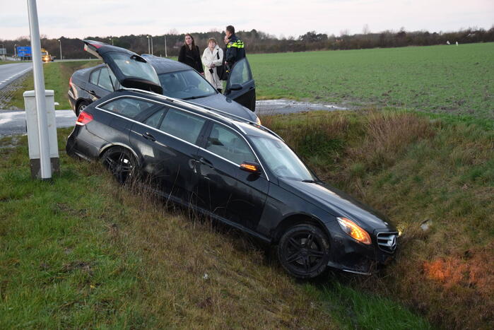 Twee auto's belande in droge sloot