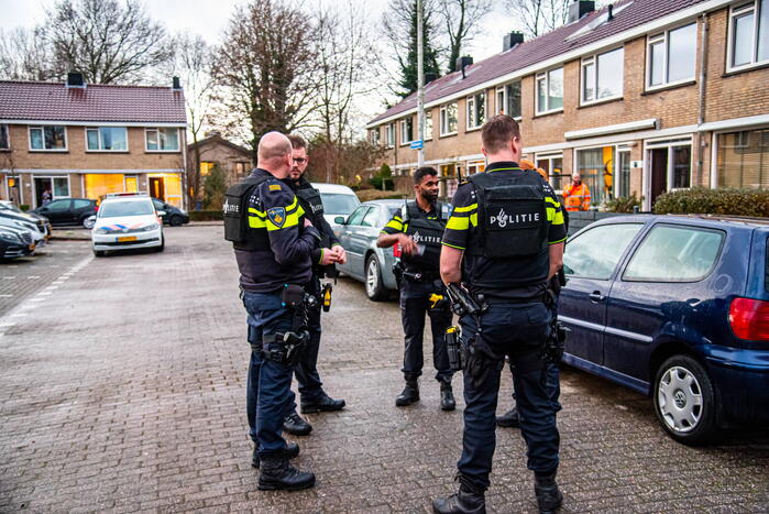 Politie controleert auto en groepje jongeren na vuurwapen melding