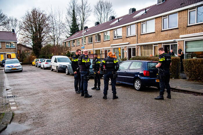Politie controleert auto en groepje jongeren na vuurwapen melding
