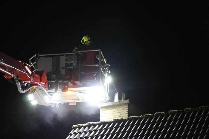 Brand in schoorsteen van woning