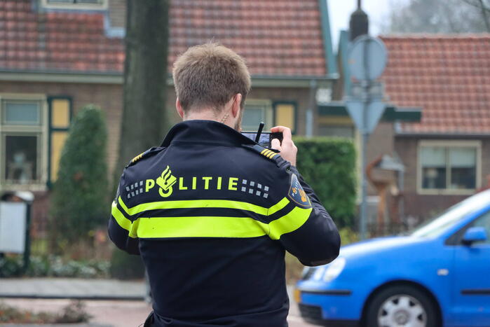 Auto en driewielfiets botsen tegen elkaar