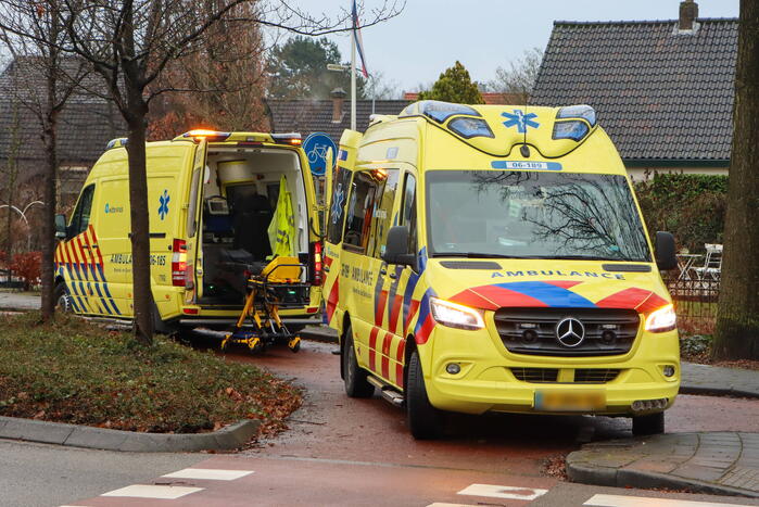 Auto en driewielfiets botsen tegen elkaar