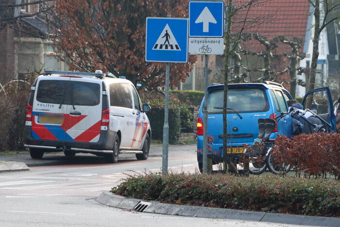 Auto en driewielfiets botsen tegen elkaar