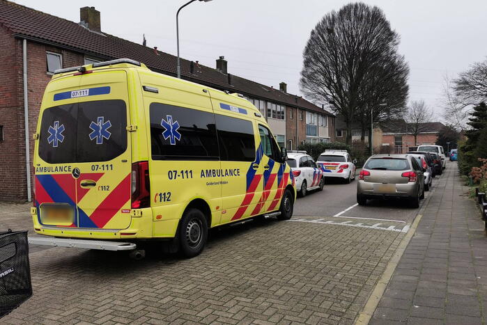 Vrouw gewond in badkamer, politie tikt raam in