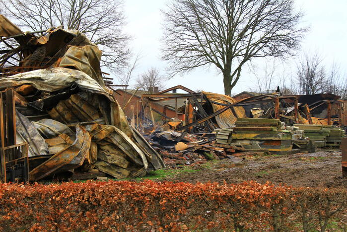 Ravage is enorm na verwoestende brand