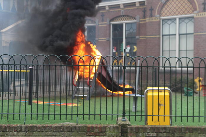 Speeltoestel met kerstbomen vliegt in brand