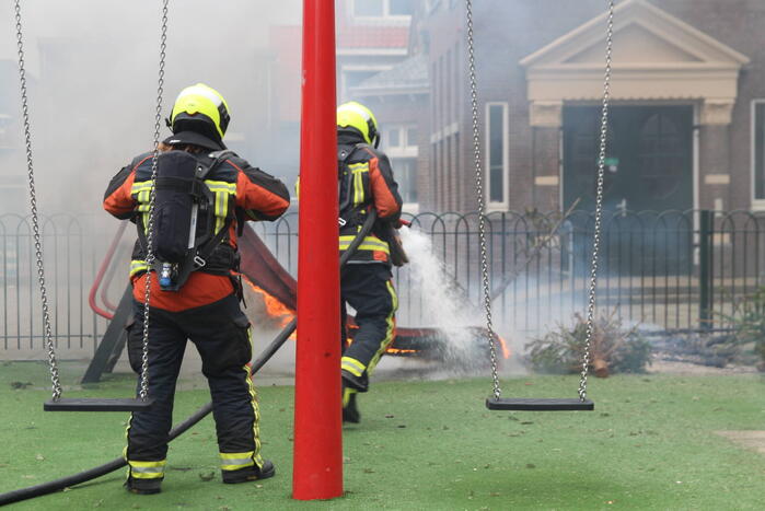 Speeltoestel met kerstbomen vliegt in brand