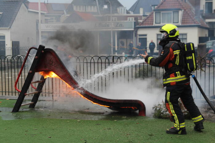 Speeltoestel met kerstbomen vliegt in brand