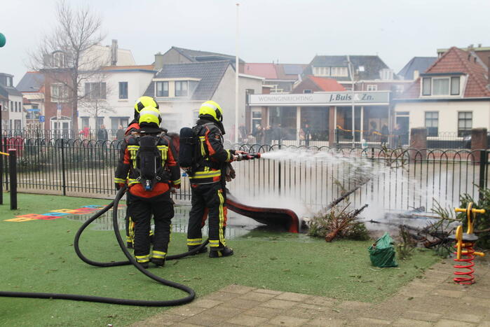 Speeltoestel met kerstbomen vliegt in brand