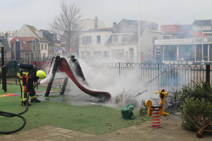 Speeltoestel met kerstbomen vliegt in brand