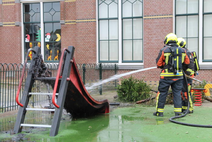 Speeltoestel met kerstbomen vliegt in brand