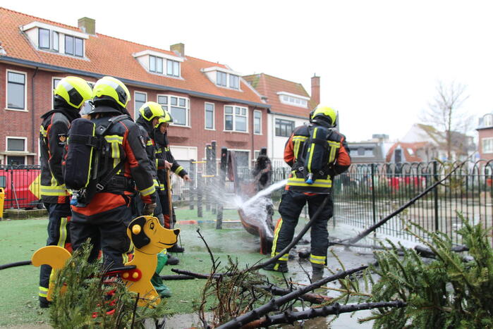 Speeltoestel met kerstbomen vliegt in brand