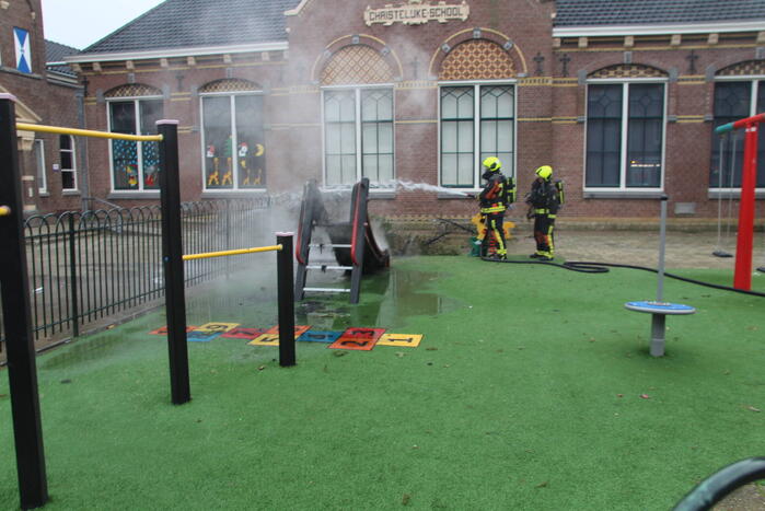 Speeltoestel met kerstbomen vliegt in brand