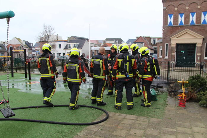 Speeltoestel met kerstbomen vliegt in brand