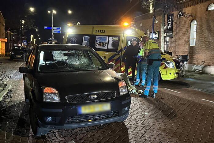 Automobilist en voetganger in botsing