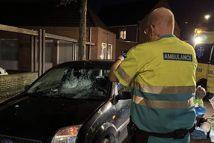 Automobilist en voetganger in botsing