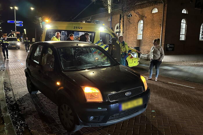 Automobilist en voetganger in botsing
