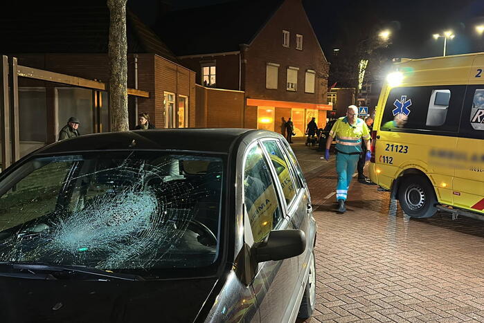 Automobilist en voetganger in botsing