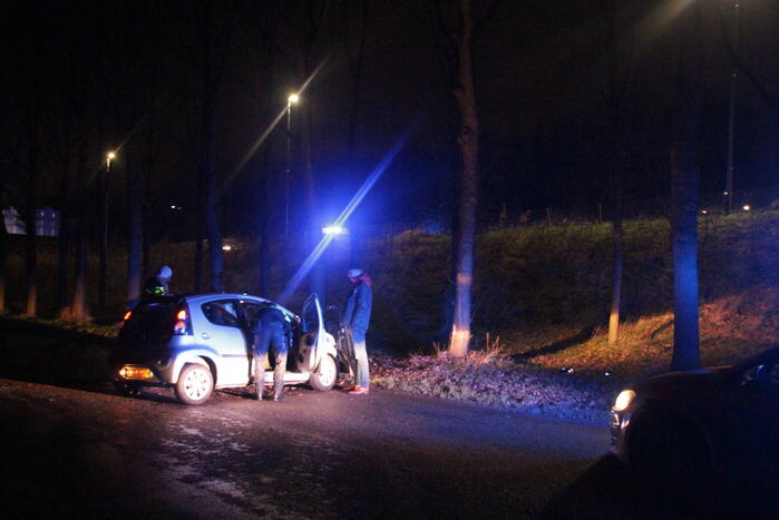 Auto raakt boom na uit de bocht vliegen