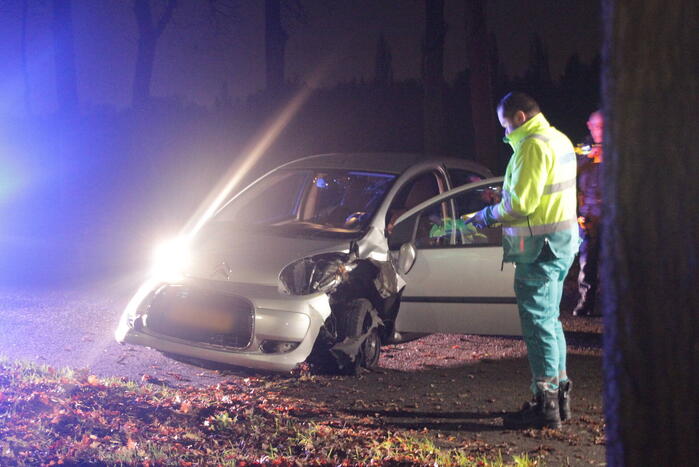 Auto raakt boom na uit de bocht vliegen