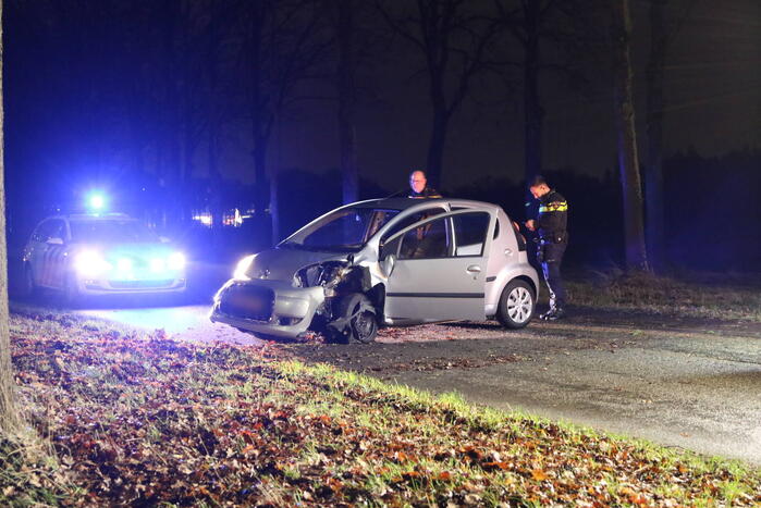Auto raakt boom na uit de bocht vliegen