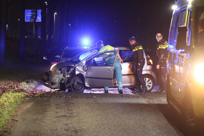 Auto raakt boom na uit de bocht vliegen