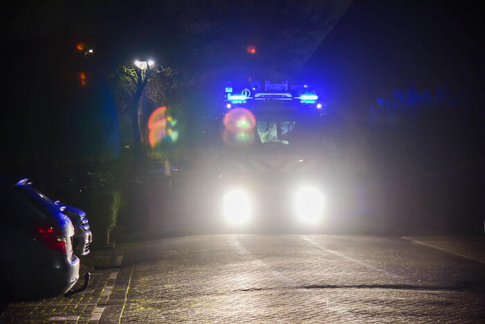 Brandweer blust smeulbrand in woning