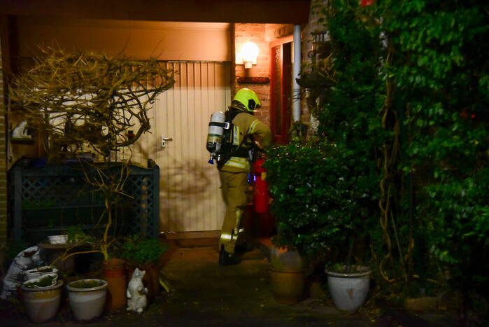 Brandweer blust smeulbrand in woning