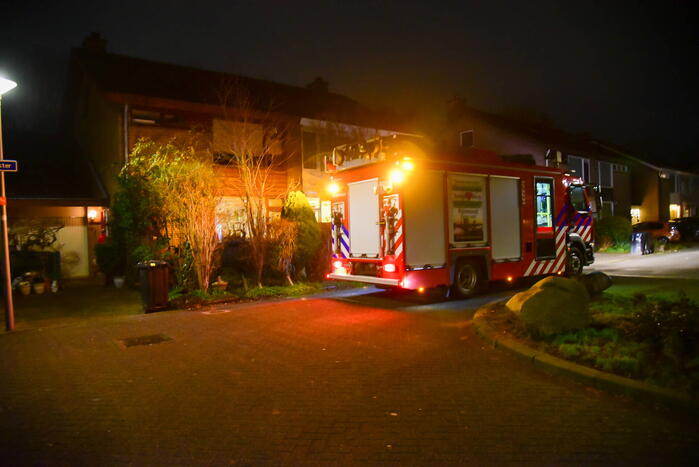 Brandweer blust smeulbrand in woning