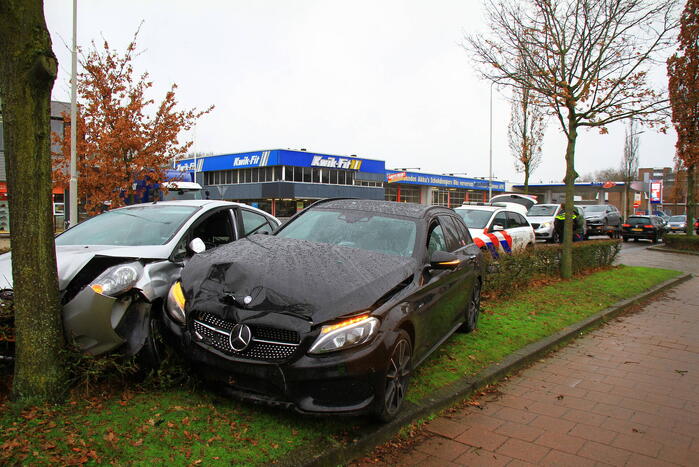 Personenwagen eindigt tegen boom na botsing