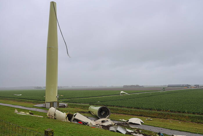 Grote ravage door geknakte windmolen